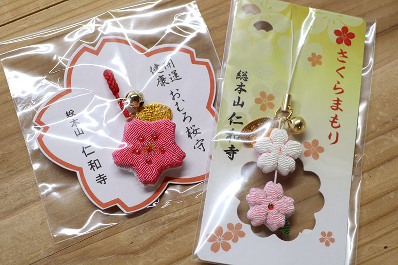 桜をモチーフにした御守りもあります