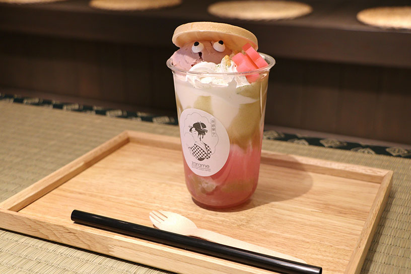 「zarame-gourmet cotton candy-」うず姫 桜わらび餅入りラテ 950円