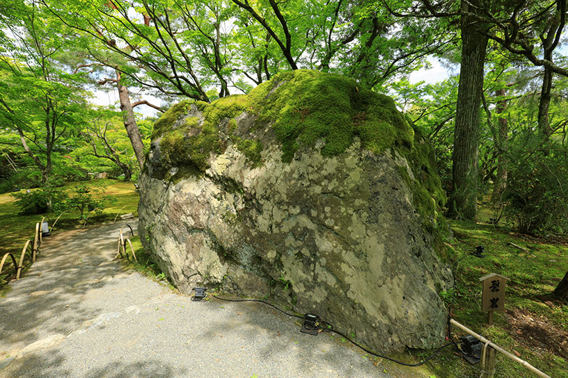 巨石のひとつ、碧岩