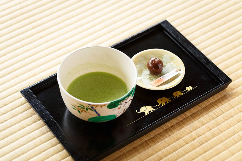 一保堂茶舗の抹茶と亀屋良長の「烏羽玉」