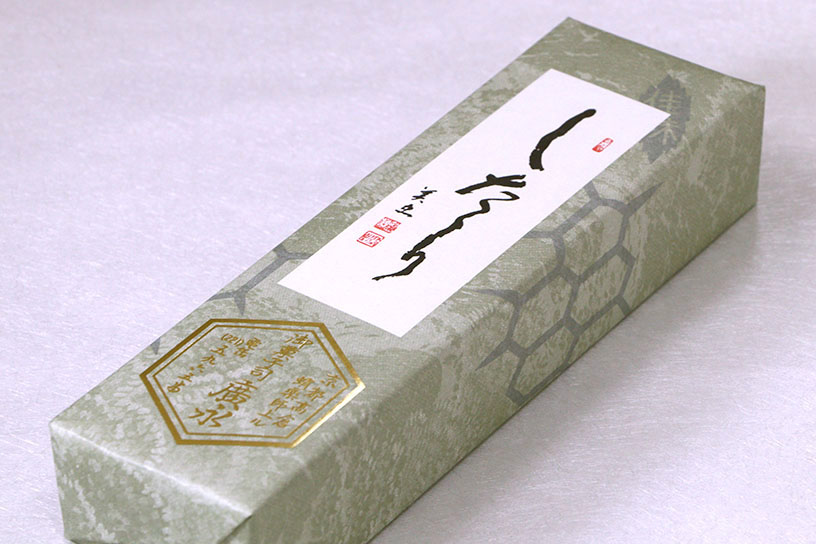 店名にちなんで亀甲紋があしらわれたパッケージ