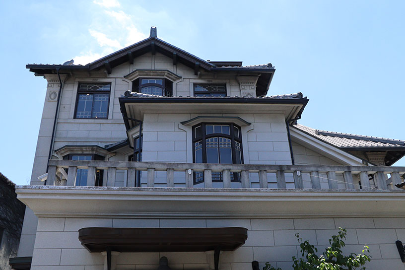 2階と3階の屋根に瓦が用いられています