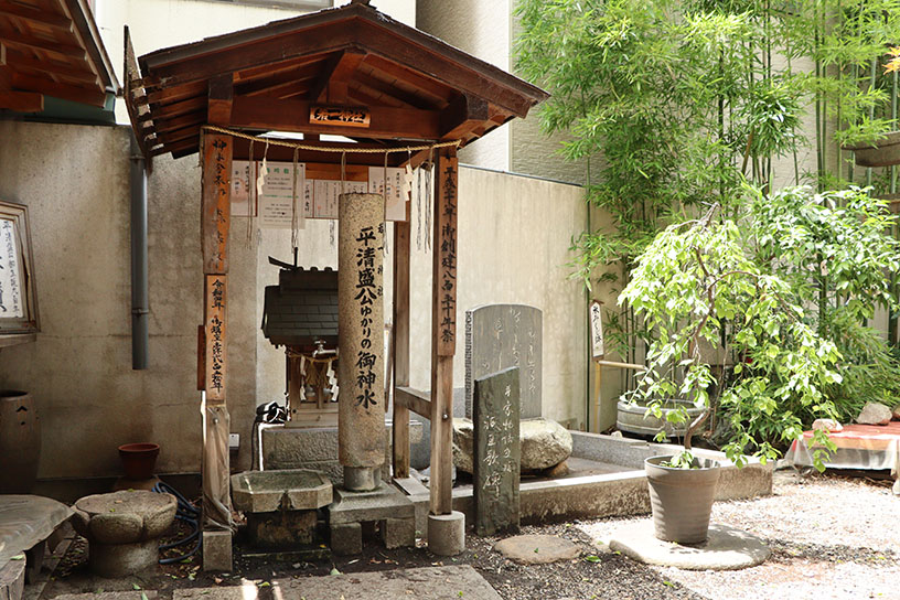 神供水。地域の方が足繁く名水を汲みにこられるそうです