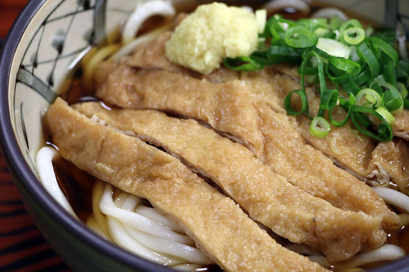 甘辛いお揚げが食欲をそそります