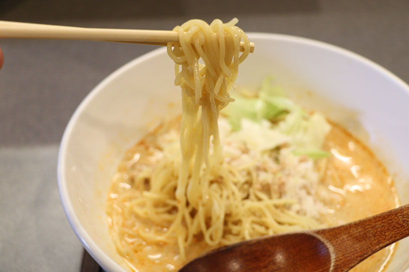 もちもちの中細麺がスープに絡み絶品！