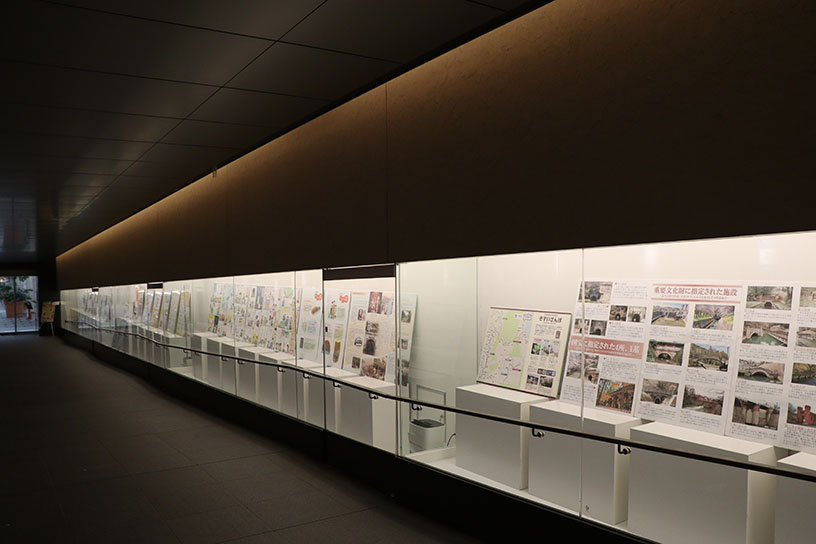 壁面には京都市政に関する情報が展示されています