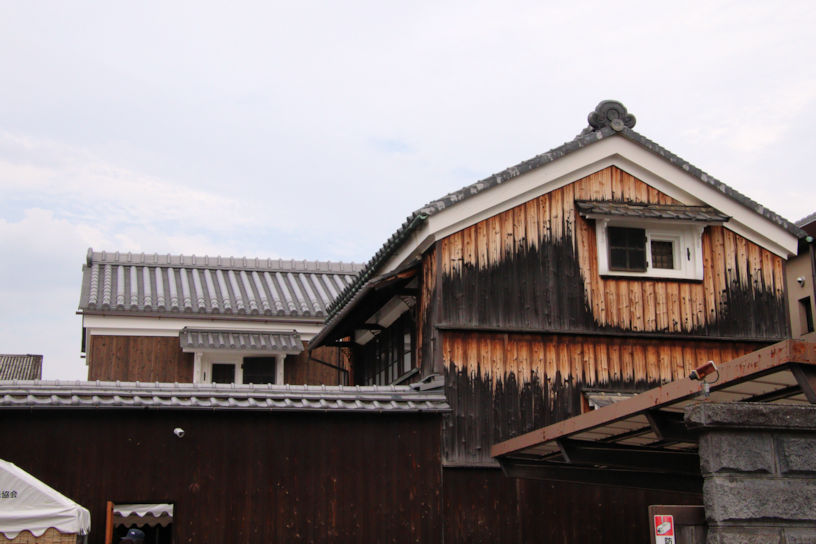 東の蔵（写真奥）と西の蔵（写真手前）