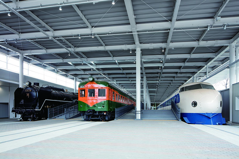 全長約100メートルの、駅のプラットホームをイメージしたプロムナード