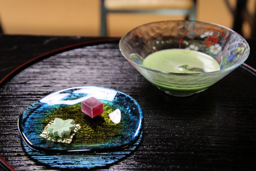 写仏後は、抹茶とお菓子がいただけます