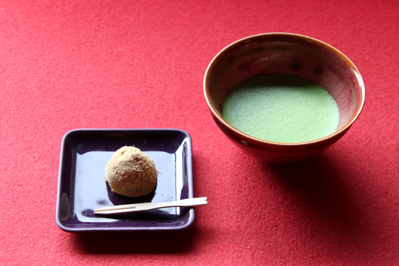 餡をわらび餅で包んだお菓子「皇月（こうげつ）」