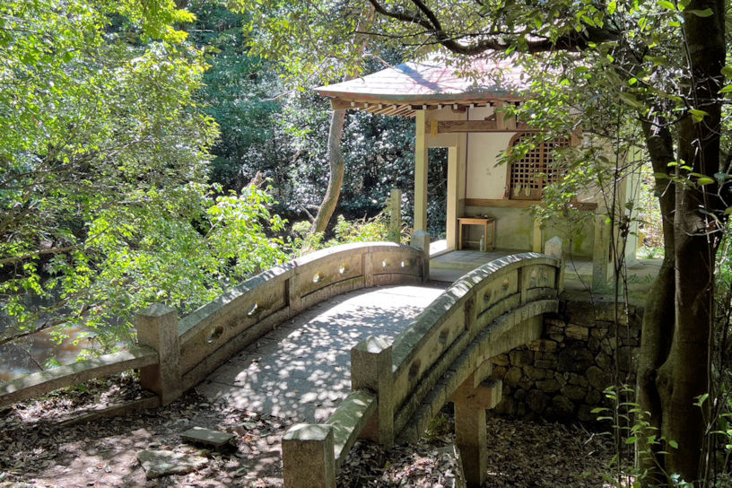 第68番札所 神恵院　池の上にお堂があります。