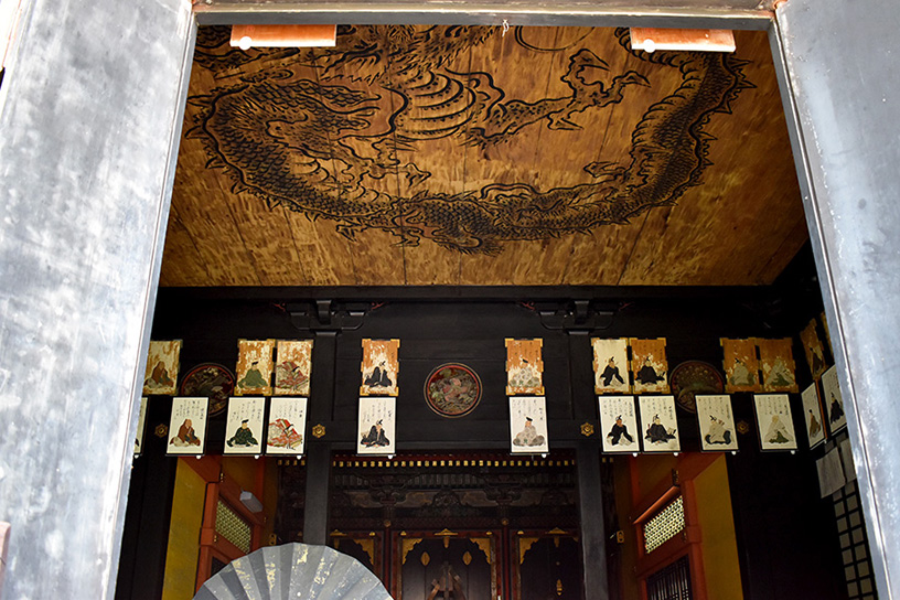 拝殿。天井は狩野探幽の「鳴龍」、欄間は土佐光起の「三十六歌仙」額を拝見できます。