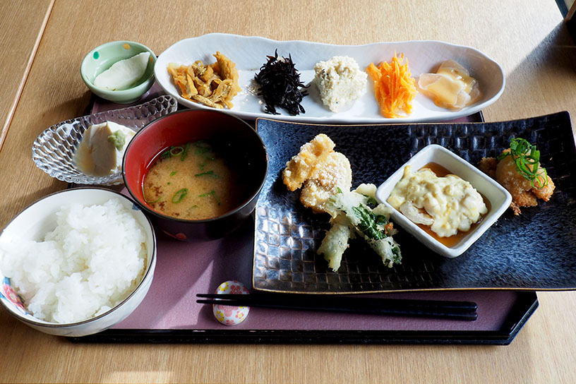 おばんざいセット（メイン：アレンジこんにゃくとおぼろ豆腐のセット） 1,430円。<br/>
こんにゃくはなんと芋から手作りされています！