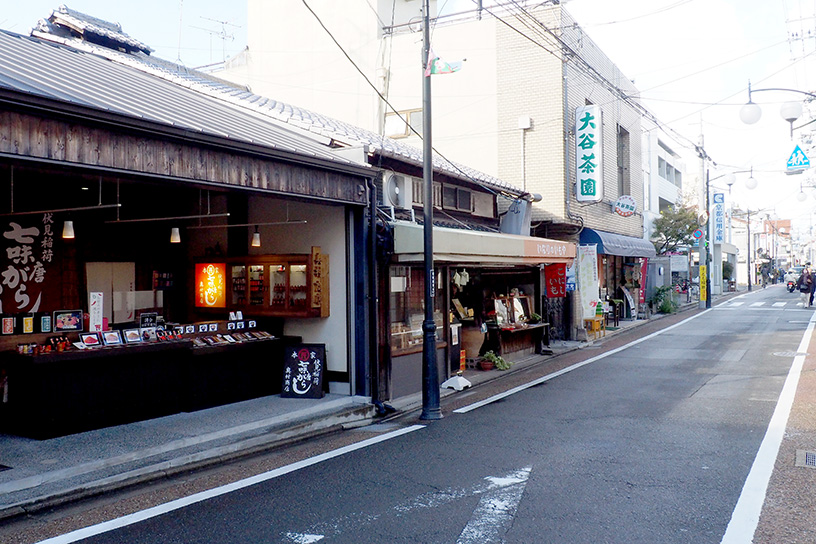 北へ歩くにつれ、静かな通りとなる本町通。15分程歩けば、紅葉名所・東福寺の南大門に到着です。