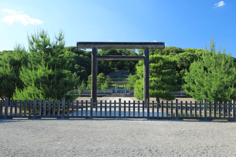 御陵の背後の台地に、伏見城の本丸があったと伝わります
