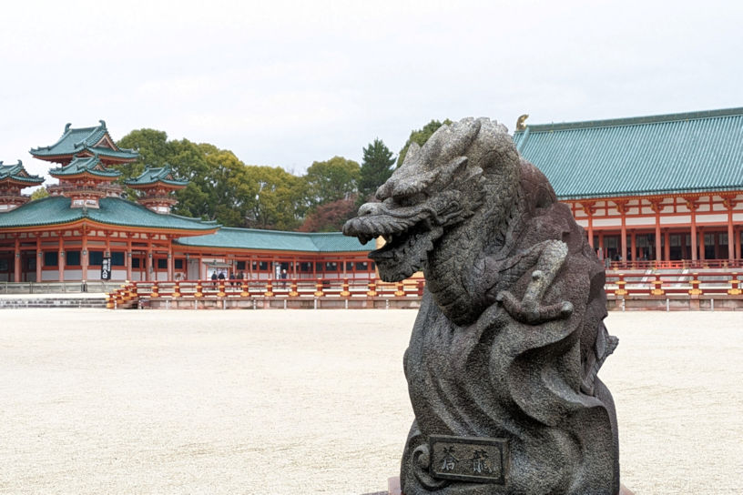 應天門をくぐると右手に“蒼龍の石像”が迎えてくれます