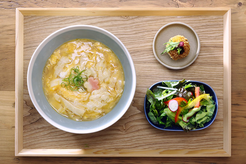 湯葉たま丼（京野菜サラダ、小鉢付き） 1,500円<br/>
※11時から17時までのメニュー