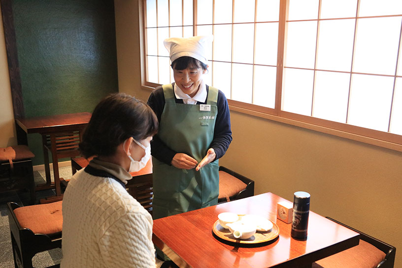 お茶と和菓子に加え、急須、熱湯の入ったマグボトル、お茶を蒸らす時間を計る時計がセットされます