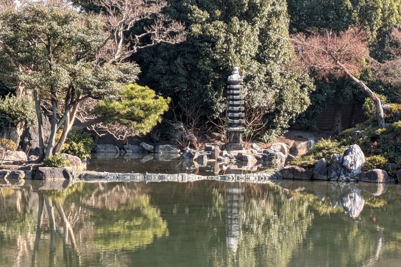 源融ゆかりの塔（供養塔）は、渉成園造営前からこの辺りに建っていたそう