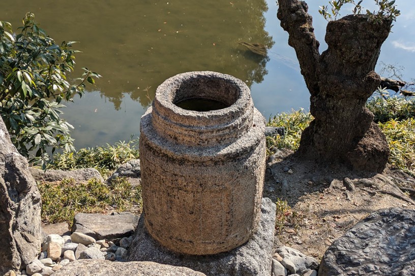 塩釜の手水鉢