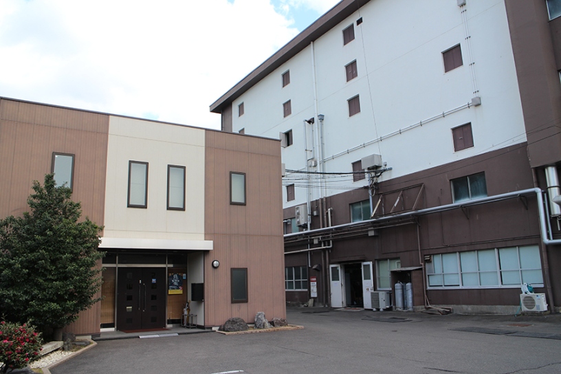 齊藤酒造の事務所（写真左の建物）にてお酒が購入できます