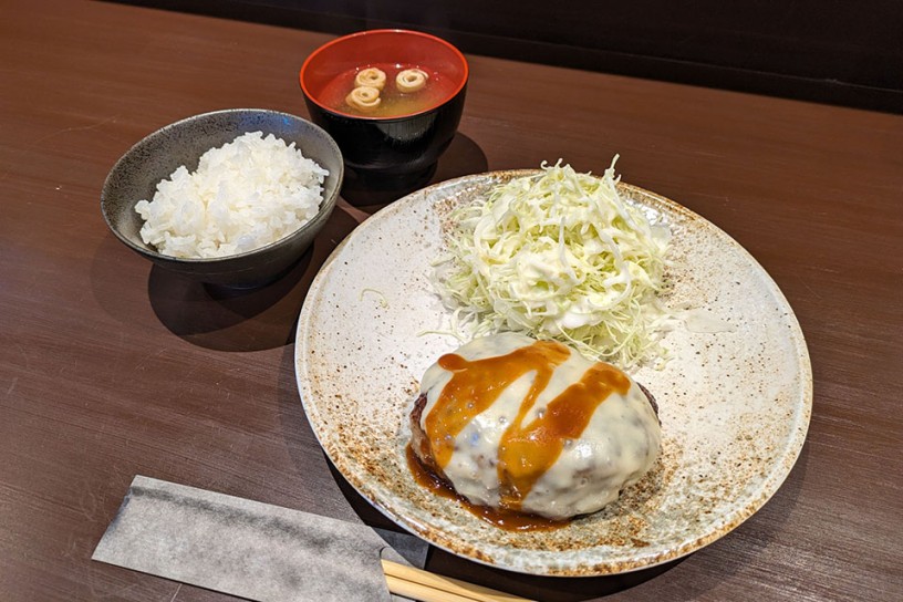 ハンバーグ定食にはご飯とみそ汁が付きます