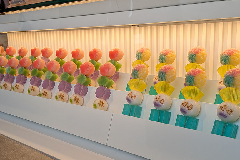 テイクアウトカウンターに並ぶ串和菓子