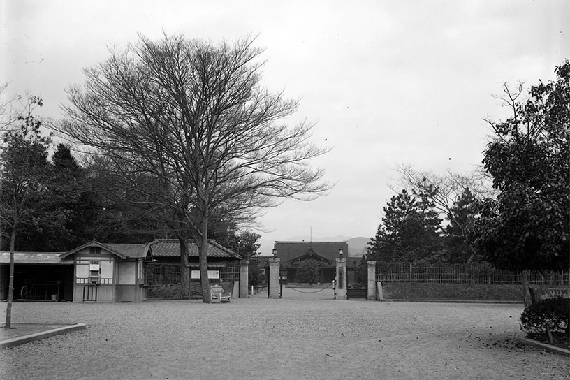 昭和初期の古写真。正門の奥に見えるのが大正記念館です