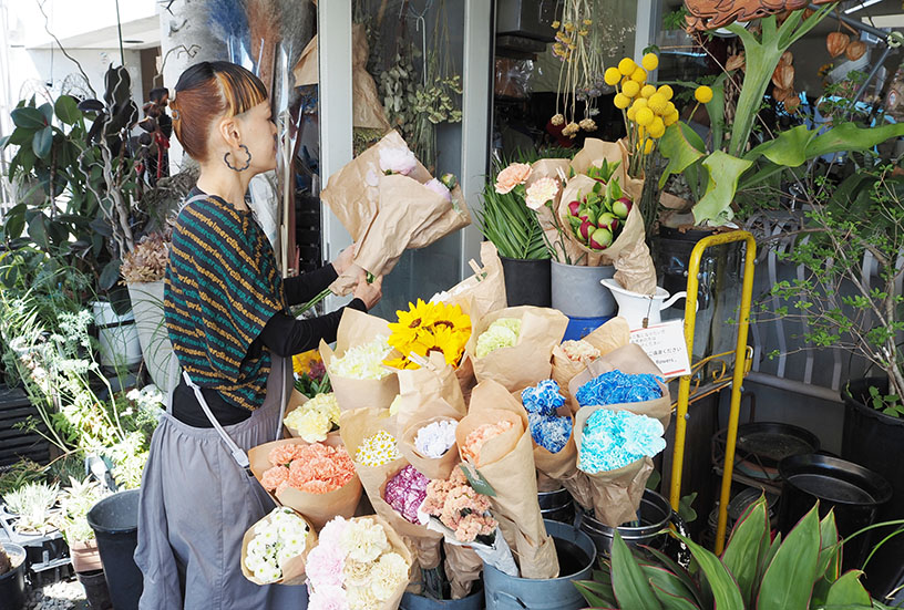 「花孝かもがわ」の店頭。季節のお花が並んでいます