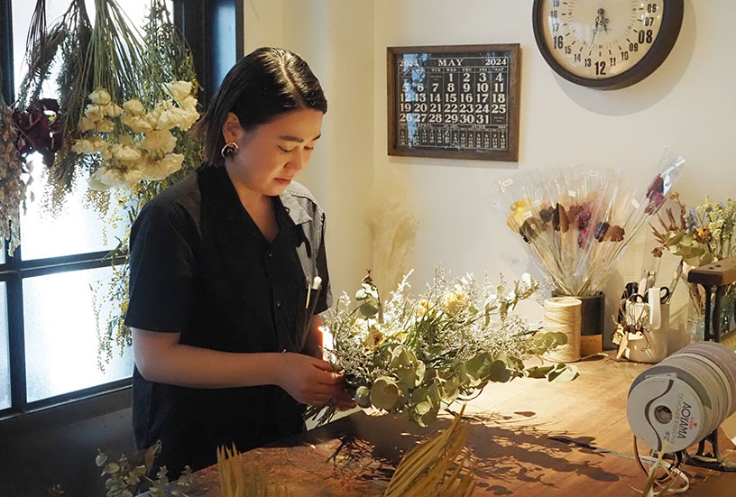 ブーケを仕上げていく店長の高田さん