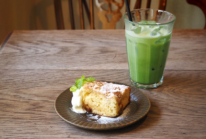  キャラメルリンゴクランブルケーキ（700円）と抹茶ラテ（ICE・600円）