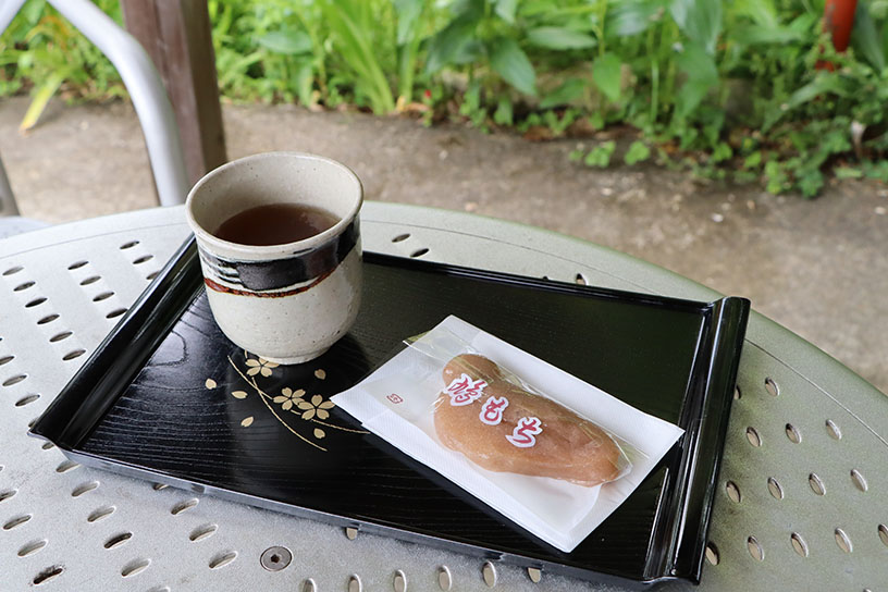 鳩餅と薬草茶セット 380円