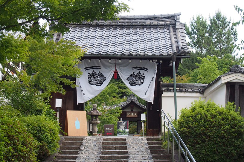 開催場所のひとつ、西来院。門の近くに“手がかりの看板”があるようですが･･･