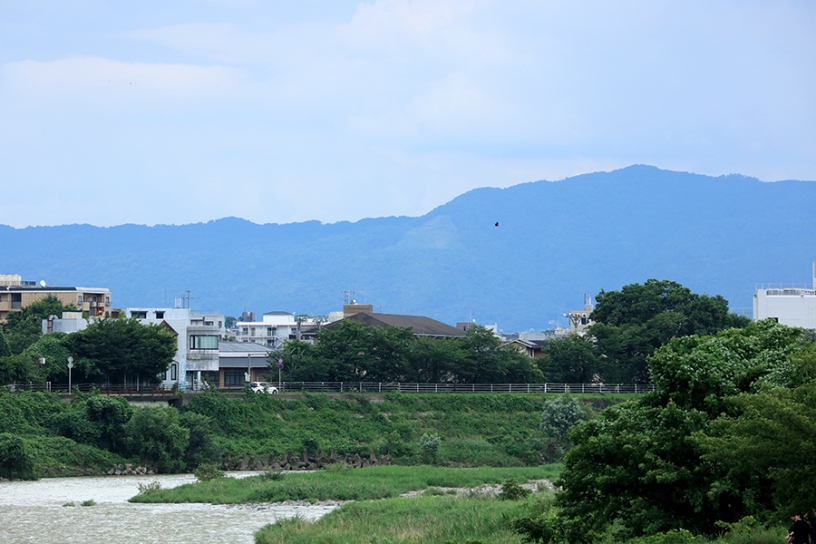 渡月橋から。写真では少し見えづらいものの、「大文字」の火床が確認できます