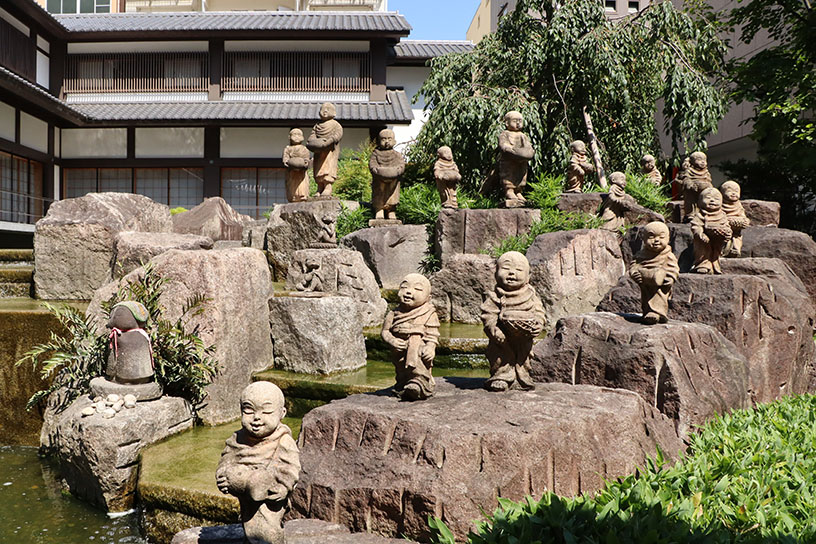 左側に合掌地蔵が祀られています