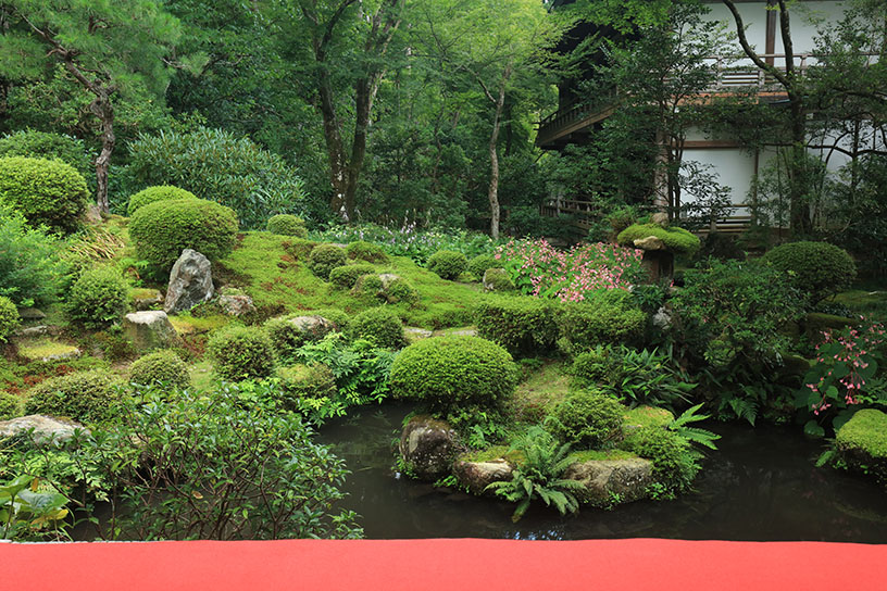 池泉鑑賞式庭園「聚碧園（しゅうへきえん）」