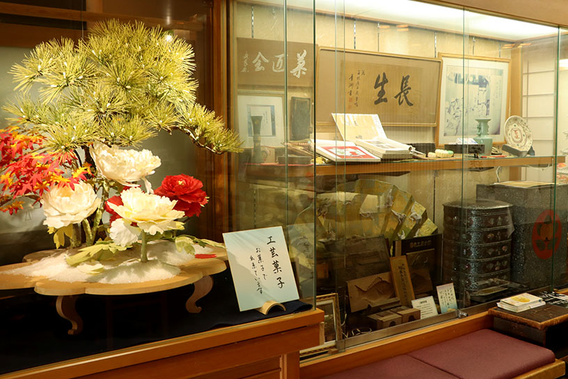 店内には和菓子に関する展示もあります