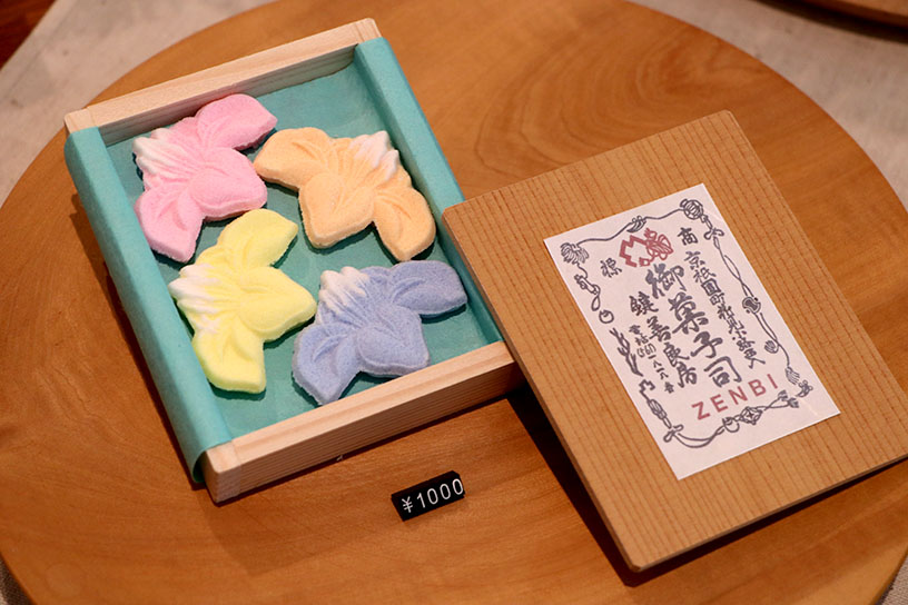 展覧会限定の干菓子「Iris」1,000円