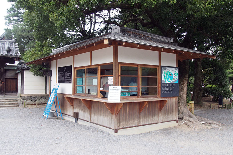 内部拝観受付。正門から参道をまっすぐ進んだ先、鳳凰堂の北側にあります