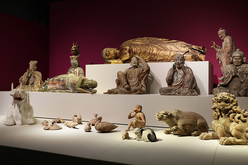 「仏涅槃群像」展示の様子