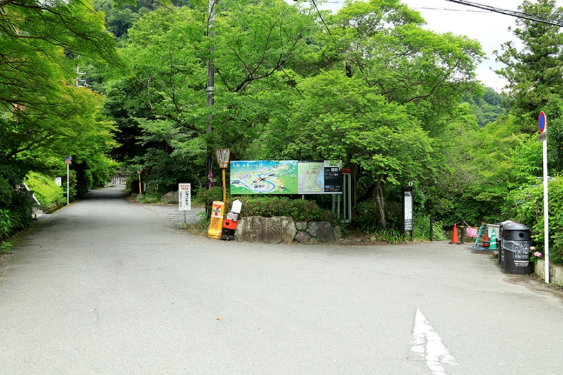 駅前のこちらの分岐路を左側に進んで瑠璃光院に向かいましょう！