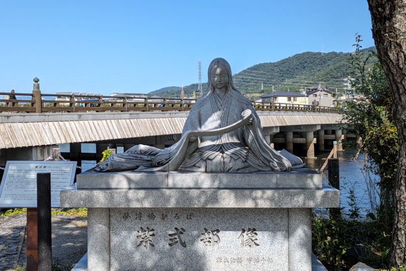 日本三古橋のひとつ、宇治橋の西詰にある紫式部像