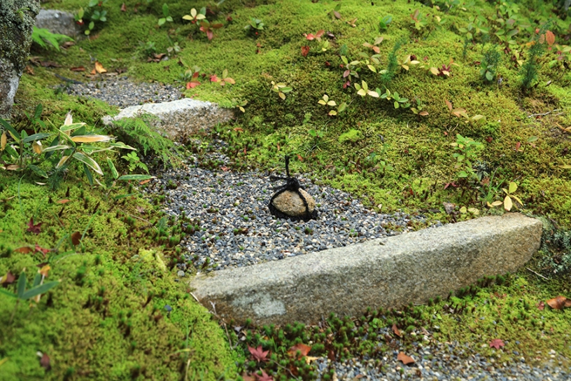 こちらの石（関守石）も「進入禁止」のサイン