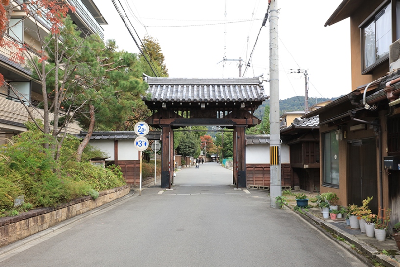 無鄰菴から西へ200メートルほどの場所に、南禅寺総門がたたずんでいます
