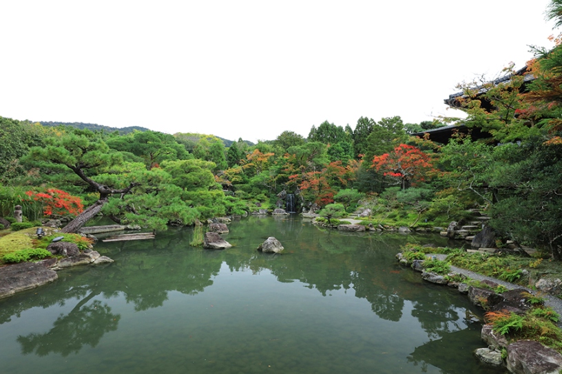 東山三十六峰をお庭の一部として取り入れています