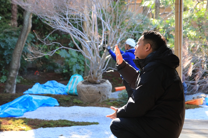 植樹される木の高さや角度を指示する中根行宏さん