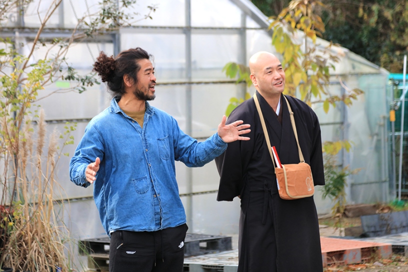 園内を案内する西畠さん