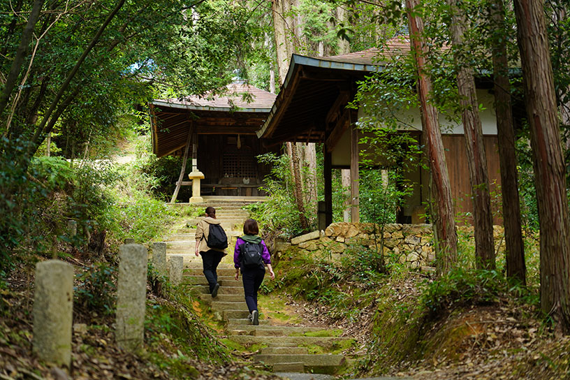 山道に点在するお堂（札所）にお参りします