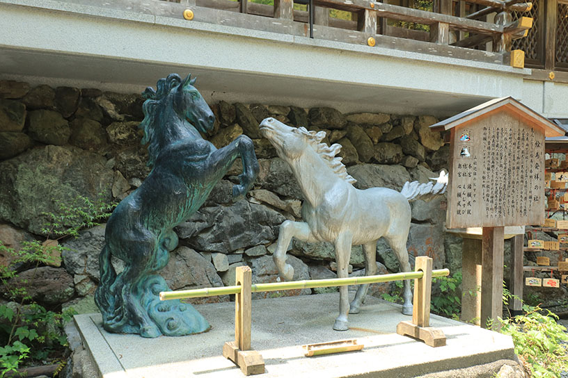 手水舎の横には、2頭の馬の像