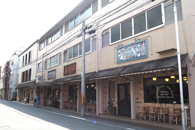 レンガ造りの壁面が印象的